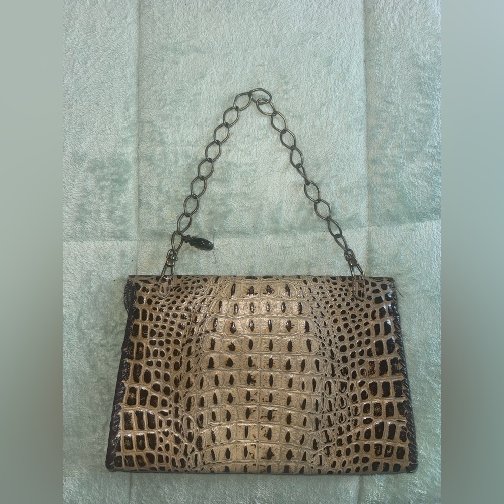 Elegant Crocodile Patterned Tan Handbag - Picture 5 of 11